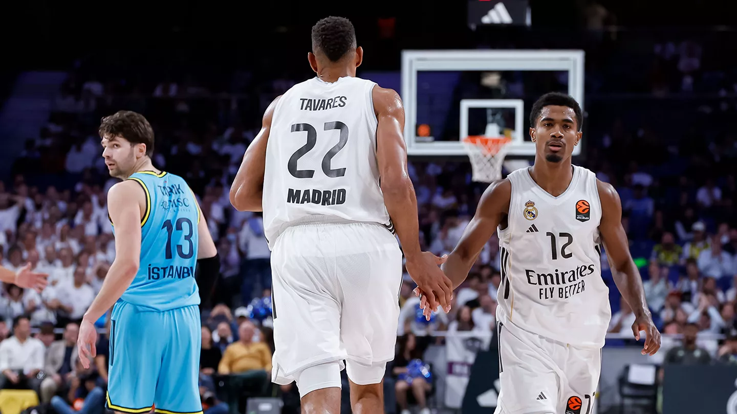 Jugadores del Real Madrid celebran una acción durante el partido de Euroliga ante Fenerbahçe en el Movistar Arena
